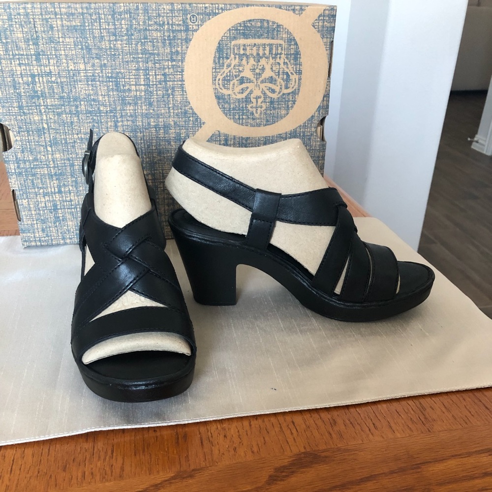 BORN EARVIN LEATHER SANDAL IN BLACK - 8M (Euro 39)